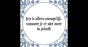 Tegeltje met Spreuk (Tegeltjeswijsheid): Iets is alleen onmogelijk, wanneer je er niet meer in gelooft + Kado verpakking & Plakhanger