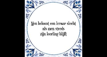 Tegeltje met Spreuk (Tegeltjeswijsheid): Men beloont een leraar slecht als men steeds zijn leerling blijft + Kado verpakking & Plakhanger