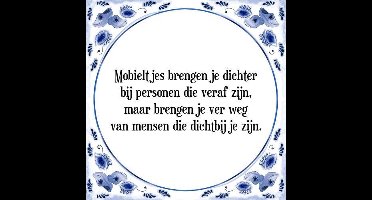 Tegeltje met Spreuk (Tegeltjeswijsheid): Mobieltjes brengen je dichter bij personen die veraf zijn, maar brengen je ver weg van mensen die dichtbij je zijn. + Kado verpakking & Plakhanger