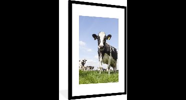 PosterMonkey - Fotolijst - Poster - Koe - Dieren - Natuur - Gras - Landschap - Poster met kader - 60x90 cm - Frame - Poster natuur - Foto lijst - Poster koe