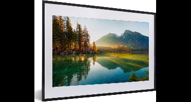 PosterMonkey - Fotolijst - Poster - Meer - Water - Groen - Bergen - Boom - Posterlijst - Frame - 60x40 cm - Muurdecoratie woonkamer - Poster natuur - Foto in lijst - Posterlijst - Kerstversiering - Kerstdecoratie voor binnen - Kerstmis