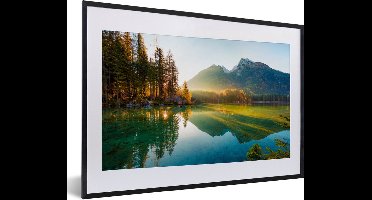 PosterMonkey - Fotolijst - Poster - Meer - Water - Groen - Bergen - Boom - Posterlijst - Frame - 60x40 cm - Muurdecoratie woonkamer - Poster natuur - Foto in lijst - Posterlijst - Kerstversiering - Kerstdecoratie voor binnen - Kerstmis