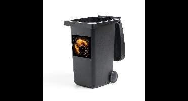 Container sticker Uitsneden aarde - Gouden aarde op een zwarte achtergrond Klikosticker - 40x40 cm - kliko sticker - weerbestendige containersticker