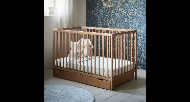 Petite Amélie ® Ledikant - 60 x 120 cm - Lattenbodem instelbaar in 3 hoogtes - Geschikt tot ongeveer 2 jaar - Stevig Bed dankzij Massief Hout & Sterk Plaatmateriaal - Walnoot