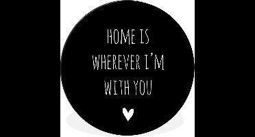 WallCircle - Wandcirkel - Muurcirkel - Engelse quote "Home is wherever i'm with you" met een hartje tegen een zwarte achtergrond - Aluminium - Dibond - ⌀ 90 cm - Binnen en Buiten