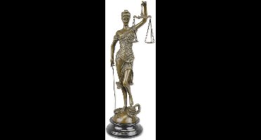 Een bronzen beeld vrouw justitia -a bronze sculpture of the lady justice
