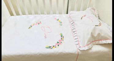 Gepersonaliseerd dekbedovertrek met een bloemrijk hart en de naam/dedicatie van de baby geborduurd./Personalized duvet cover with a flowery heart and baby's name/ dedication embroidered- Junior bed- children's bed 110 x 160 cm