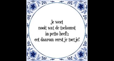 Tegeltje met Spreuk (Tegeltjeswijsheid): Je weet nooit wat de toekomst in petto heeft; eet daarom eerst je toetje! + Kado verpakking & Plakhanger