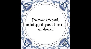 Tegeltje met Spreuk (Tegeltjeswijsheid): Een man is niet oud, totdat spijt de plaats inneemt van dromen + Kado verpakking & Plakhanger