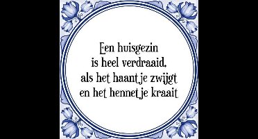 Tegeltje met Spreuk (Tegeltjeswijsheid): Een huisgezin is heel verdraaid, als het haantje zwijgt en het hennetje kraait + Kado verpakking & Plakhanger