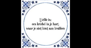 Tegeltje met Spreuk (Tegeltjeswijsheid): Liefde is; een kriebel in je hart, waar je niet kunt aan krabben + Kado verpakking & Plakhanger