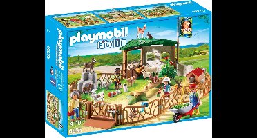 Grote kinderboerderij / Parc animalier avec visiteurs