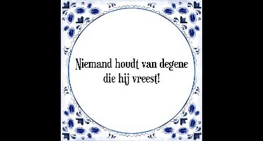 Tegeltje met Spreuk (Tegeltjeswijsheid): Niemand houdt van degene die hij vreest! + Kado verpakking & Plakhanger