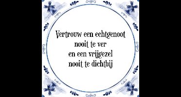 Tegeltje met Spreuk (Tegeltjeswijsheid): Vertrouw een echtgenoot nooit te ver en een vrijgezel nooit te dichtbij + Kado verpakking & Plakhanger