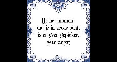 Tegeltje met Spreuk (Tegeltjeswijsheid): Op het moment dat je in vrede bent, is er geen gepieker, geen angst + Kado verpakking & Plakhanger