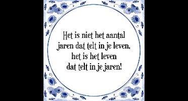 Tegeltje met Spreuk (Tegeltjeswijsheid): Het is niet het aantal jaren dat telt in je leven, het is het leven dat telt in je jaren! + Kado verpakking & Plakhanger