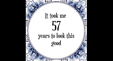 Verjaardag Tegeltje met Spreuk (57 jaar: It took me 57 years to look this good + cadeau verpakking & plakhanger