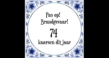 Verjaardag Tegeltje met Spreuk (74 jaar: Pas op! brandgevaar! 74 kaarsen dit jaar! + cadeau verpakking & plakhanger