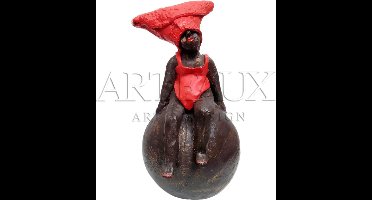 Bestel kunstbeeld 'Lady of the World' Rood van Jeannie Hoovers