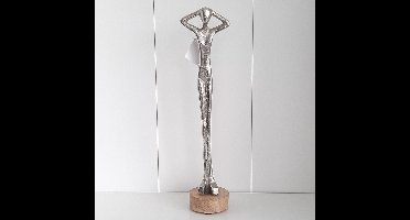 Zilverkleurig metalen beeld van een lang figuur met de handen op het hoofd, 37 cm hoog
