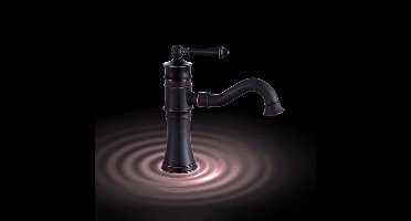 Oude retro zwarte lage kraan