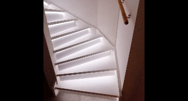 Led trapverlichting set met bewegingssensoren - Led strips 130 cm met helder wit licht - Werkt met de bekende verlichting apps - Basic set voor max. 16 treden - Bedienen via app