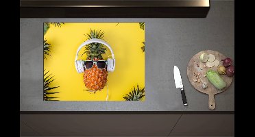 Inductieplaat Beschermer - Ananas met Witte Headset op Felgele Achtergrond - 71x55 cm - 2 mm Dik - Inductie Beschermer - Bescherming Inductiekookplaat - Kookplaat Beschermer van Zwart Vinyl