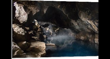 WallClassics - Dibond - Rivier onder de Bergen - 105x70 cm Foto op Aluminium (Wanddecoratie van metaal)