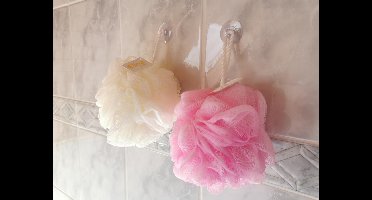 Elina Set van 2 mesh sponzen  XL met stevig touw en zuignap voor in de douche of bad te gebruiken