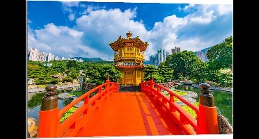 Dibond - Oranje Brug naar Gouden Pagode in Nan lian tuin, Hong Kong - 90x60cm Foto op Aluminium (Met Ophangsysteem)