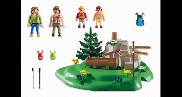 Lentewandeling in de bergen / Famille de randonneurs