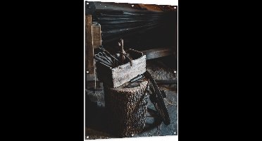 Tuinposter – Kistje met Gereedschap op Boomstam - 100x150cm Foto op Tuinposter  (wanddecoratie voor buiten en binnen)