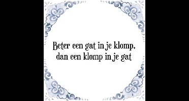 Tegeltje met Spreuk (Tegeltjeswijsheid): Beter een gat in je klomp, dan een klomp in je gat + Kado verpakking & Plakhanger