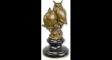 EEN BRONZEN SCULPTUUR VAN TWEE UILEN OP EEN TAK (MESSING PLAAT UNDE