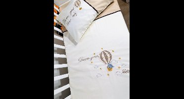 Personaliseer geborduurd laken voor baby met een luchtballon en een toewijding/Personalized Embroidered sheet for baby with a hot-air-balloon and a dedication 110 x 140 cm