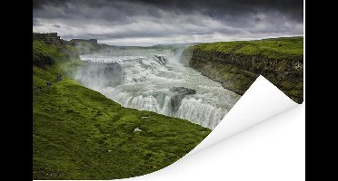 Poster Donkere wolken en groene omgeving bij de Gullfoss waterval - 30x20 cm