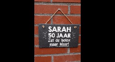 Wandbord van Leisteen - SARAH 50 Jaar - Zet de botox maar klaar! - Tekstbord