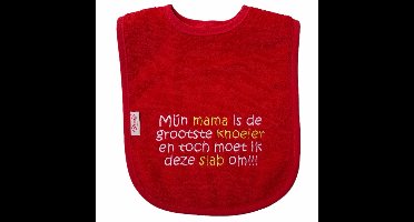 Rode slab met "Mijn mama is de grootste knoeier en toch moet ik deze slab om" - moederdag, mamma, moeder, knoeien, knoeiertje, eten, kraamcadeautje, cadeautje