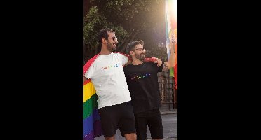 Shirt - Queer AF - Wurban Wear | Grappig shirt | Pride | Unisex tshirt | Pride vlag | Regenboog vlag | LGBTQ | Make up | Gay | Liefde | Wit