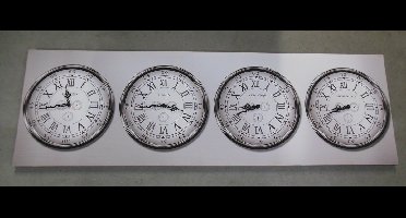 Klok met vier tijdzones