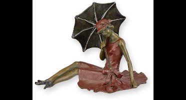 EEN BRONZEN BEELD VAN EEN LIGGENDE VROUW MET PARAPLU