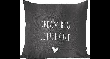 Sierkussens - Kussentjes Woonkamer - 50x50 cm - Engelse quote "Dream big little one" met een hartje tegen een zwarte achtergrond