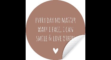 WallCircle - Muurstickers - Behangcirkel - Engelse quote "Every day no matter what i face, i can smile & love others" op een bruine achtergrond - ⌀ 30 cm - Muurcirkel - Zelfklevend - Ronde Behangsticker