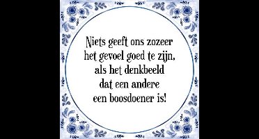 Tegeltje met Spreuk (Tegeltjeswijsheid): Niets geeft ons zozeer het gevoel goed te zijn, als het denkbeeld dat een andere een boosdoener is! + Kado verpakking & Plakhanger