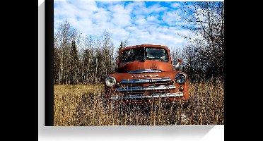 Canvas  - Rode Fargo Auto met Kapotte Ruit - 40x30cm Foto op Canvas Schilderij (Wanddecoratie op Canvas)