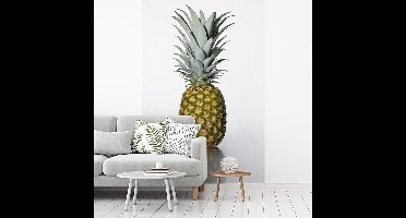 Fotobehang vinyl - Hele ananas met reflectie breedte 190 cm x hoogte 280 cm - Foto print op behang (in 7 formaten beschikbaar) - slaapkamer/woonkamer/kantoor