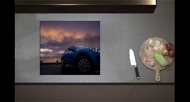 Inductieplaat Beschermer - Blauwe Auto in Regenbui onder Donkere Bewolking - 57x51 cm - 2 mm Dik - Inductie Beschermer - Bescherming Inductiekookplaat - Kookplaat Beschermer van Wit Vinyl