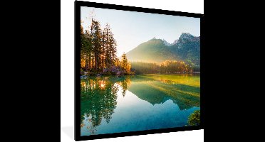 PosterMonkey - Fotolijst - Poster - Meer - Water - Groen - Bergen - Boom - Posterlijst - Frame - 40x40 cm - Muurdecoratie woonkamer - Poster natuur - Foto in lijst - Posterlijst - Kerstversiering - Kerstdecoratie voor binnen - Kerstmis