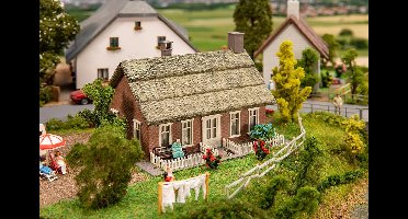 Faller - 1/87 NOORD-DUITS HUIS MET RIETEN DAK (4/24) * - modelbouwsets, hobbybouwspeelgoed voor kinderen, modelverf en accessoires