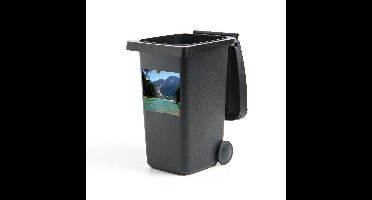 Container sticker Lago di Braies - Lago di Braies met een uitzicht op de bergen in Zuid-Europa Klikosticker - 40x40 cm - kliko sticker - weerbestendige containersticker